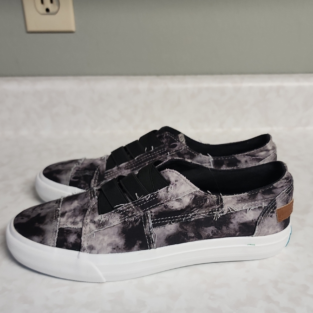 Blowfish womens Black Tie-Dye Slip-On Casual Sneakers 8 number 3501